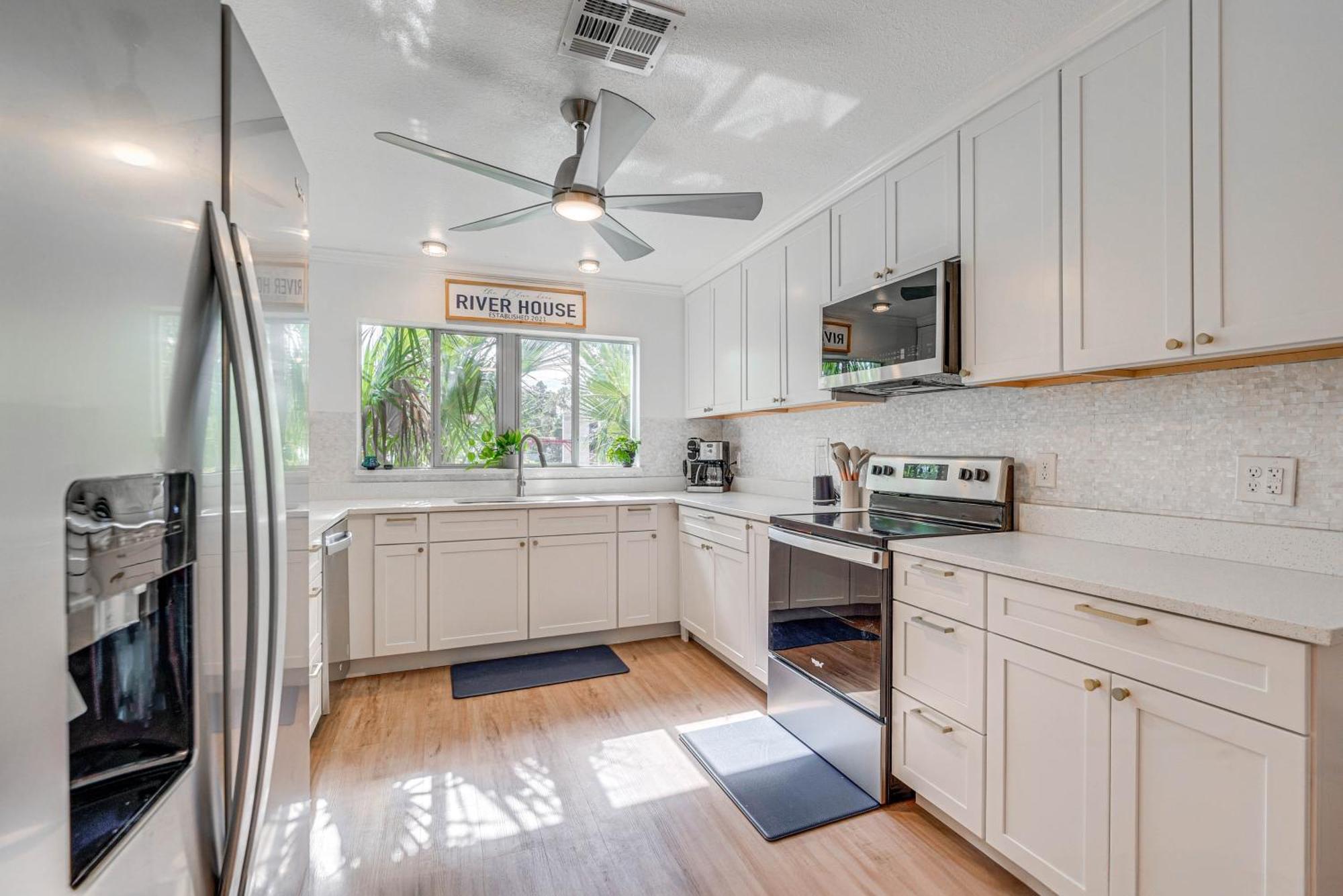 Riverfront Home With Boat Dock And Kayaks! คริสตัลริเวอร์ ภายนอก รูปภาพ